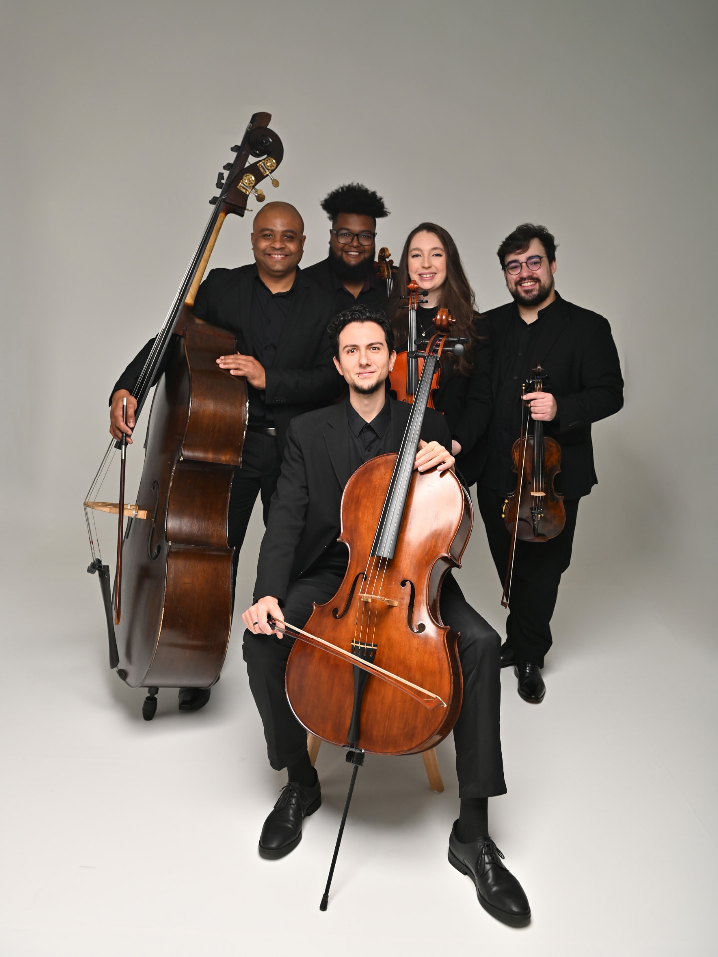 Quinteto de Cordas Esteio — cinco músicos com contrabaixo, violoncelo e violinos